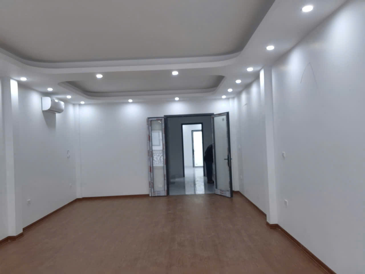 Hạ gần 2 tỷ bán nhà nguyễn khoái trong đê 5 tầng thang máy phân lô ô tô hoàng mai