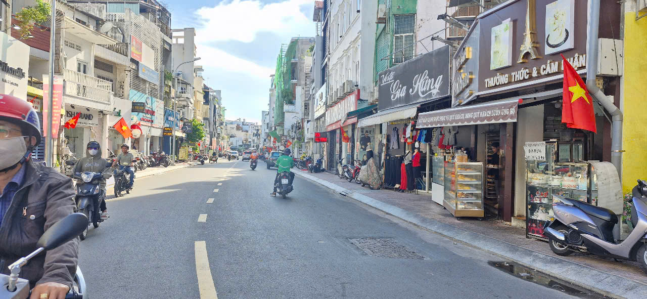 Bán nhà trung tâm Phú Nhuận, 4 tầng, 7 không gian sống, sân rộng, ở hoặc cho thuê đều tốt