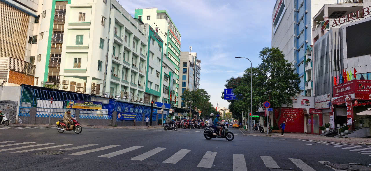 Bán Tòa Nhà Dịch Vụ Lê Văn Sỹ Quận 3, hẻm xe hơi tránh, 7 Tầng, doanh thu 1,8 Tỷ/năm