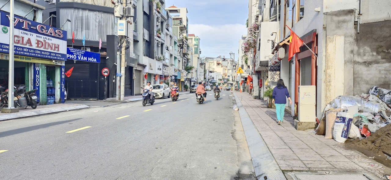 Nhà phố Phú Nhuận gần đườngLê Văn Sỹ, ngang 4,2m, 7 không gian rộng, Sổ hồng riêng
