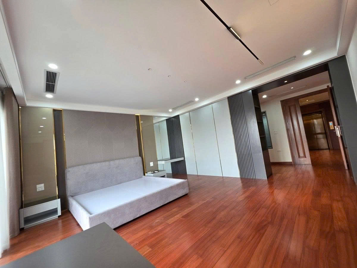 Phố Hoàng Cầu 40 tỷ 75m2, 5T, mặt tiền 7.5m vỉa hè ô tô tránh ngay Hồ Hoàng Cầu