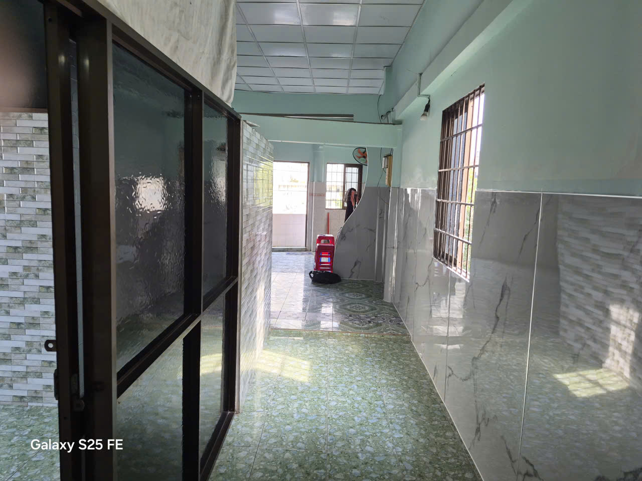 CHO THUÊ NGUYÊN LẦU 3 PHÍA TRƯỚC+ SÂN THƯỢNG 150M2 + NỘI THẤT MẶT TIỀN 86B HÙNG VƯƠNG, P.9, Q.