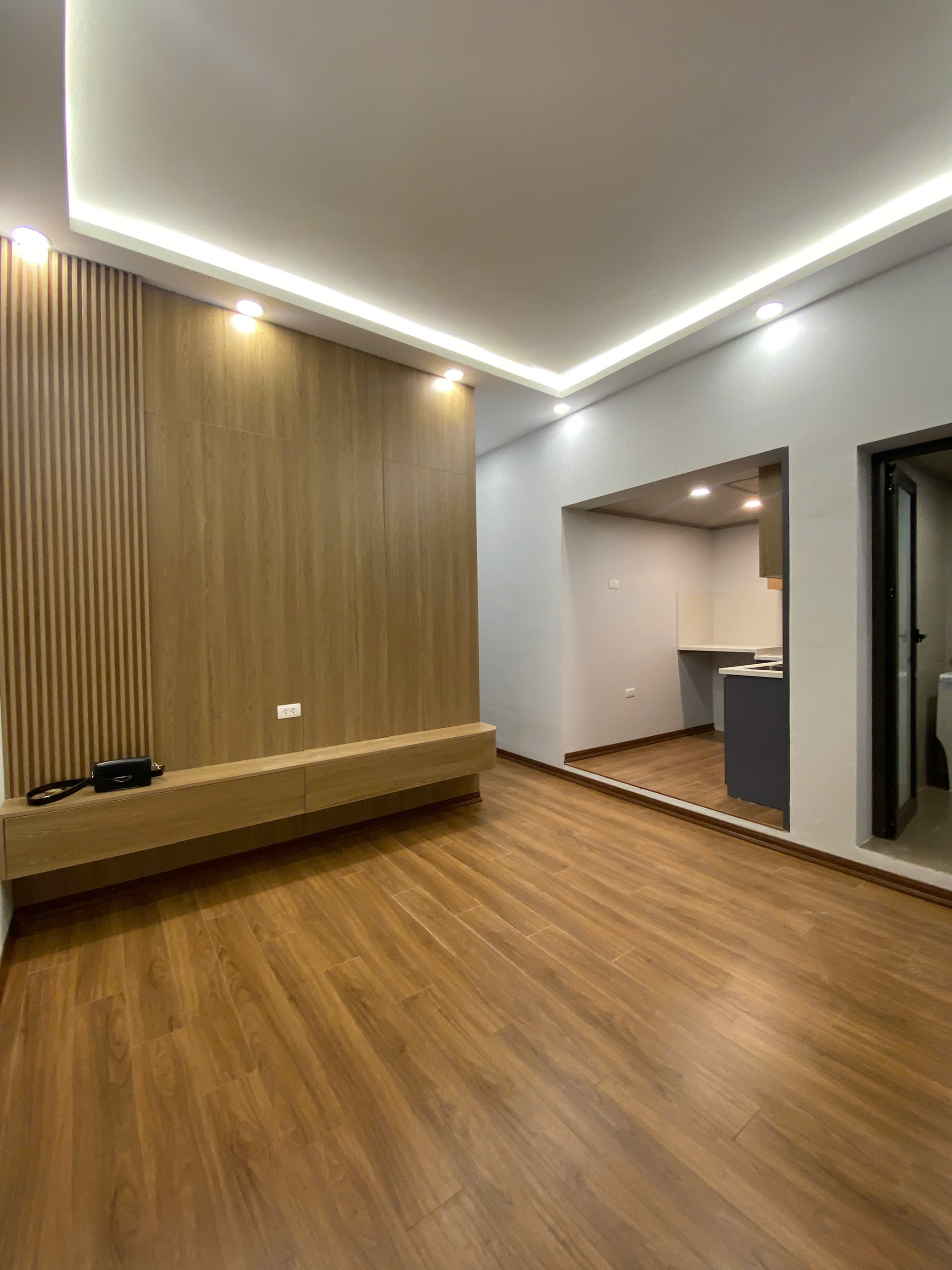 CHÍNH CHỦ BÁN HOẶC CHO THUÊ CĂN HỘ TẬP THỂ TẦNG 4 TÒA C5 - NGÕ 182 LƯƠNG THẾ VINH, PHƯỜNG THANH XUÂN BẮC, QUẬN THANH