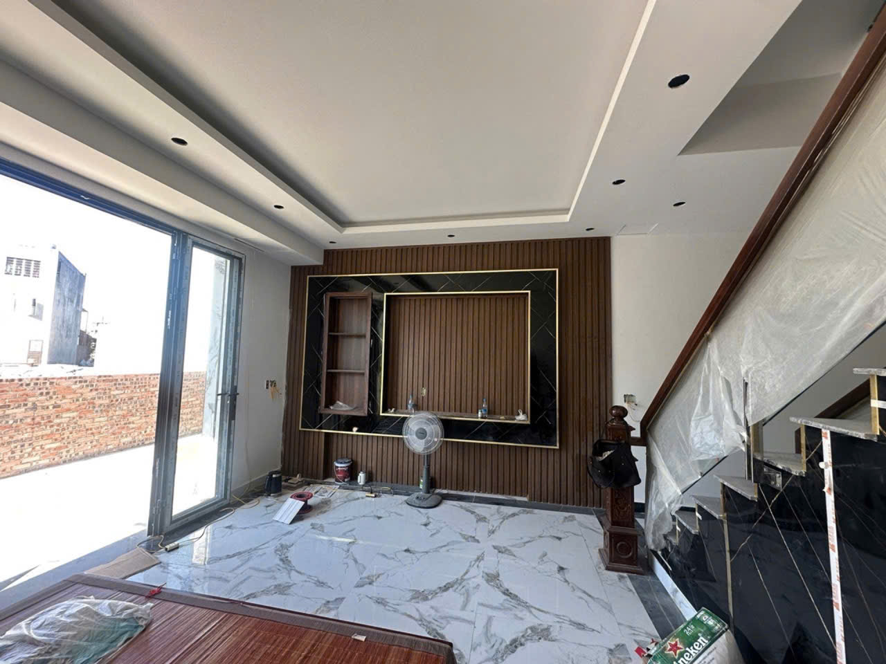 Nhà mới xây kính koong, thiết kế đẹp, có khe thoáng sau nhà thông gió hoá giải xung sát – Hợp phong thuỷ. Ô tô nhỏ đỗ