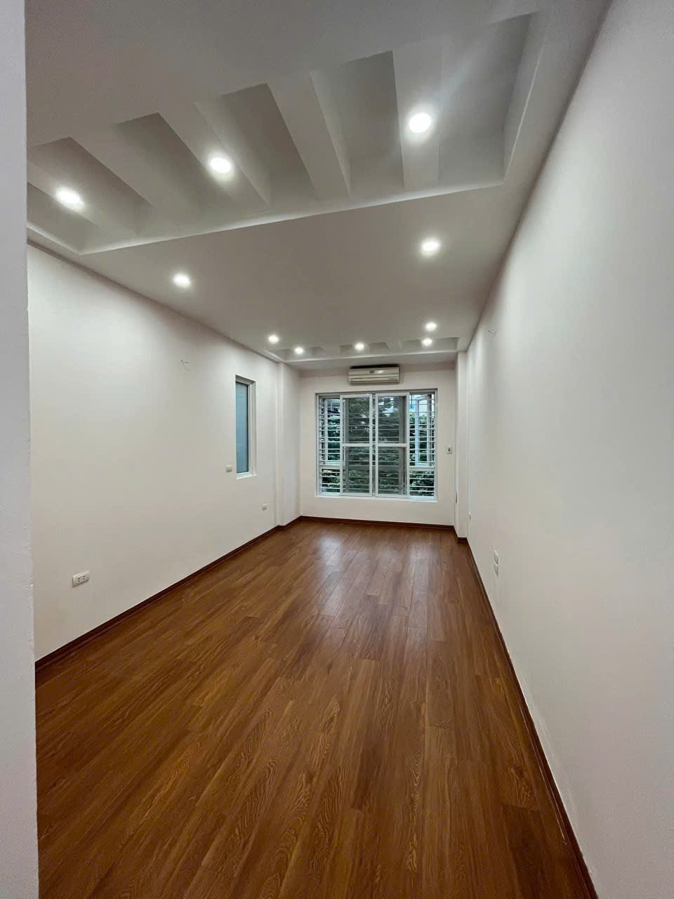CHO THUÊ NGUYÊN CĂN TRẦN KHÁT CHÂN, NHÀ MỚI SÁT PHỐ, 38M 5T, 3 NGỦ 12TR 0903258273