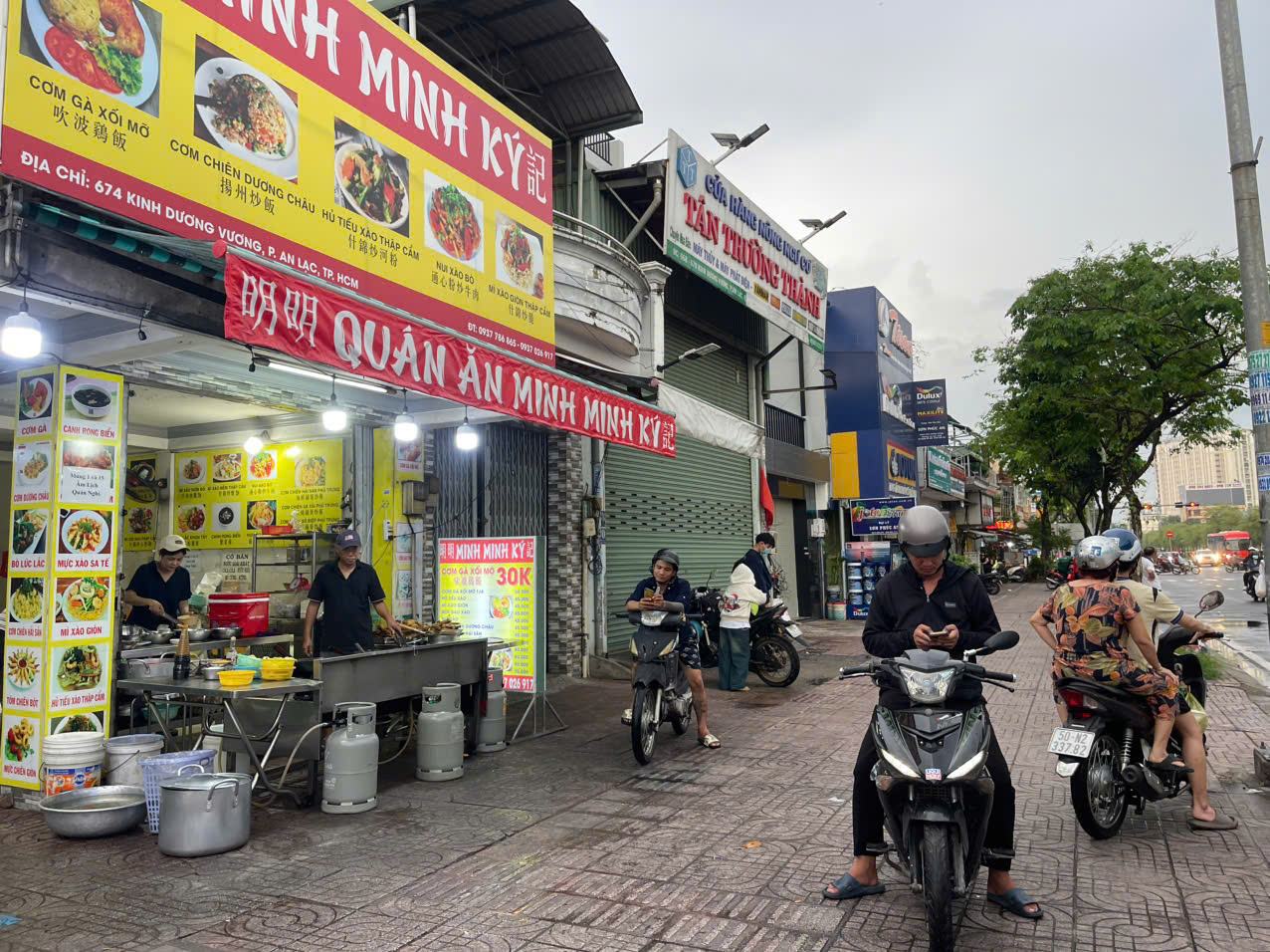 Bình Tân ! QUÁN ĂN GÓC 2 MT ĐẸP LẮM SANG RẺ 79 tr, QUÁN CƠM GÀ – HỦ TIẾU XÀO “ MINH KÝ “ MB vỉa hè rộng 8m , Thuê 11