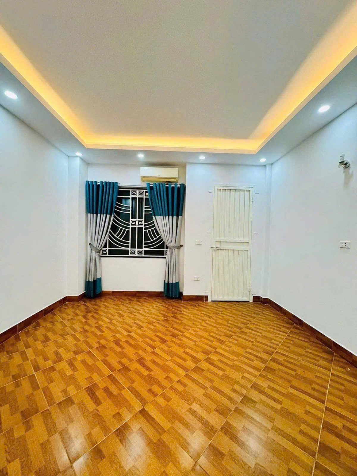Chủ vỡ nợ - Bán gấp ,Nhà đẹp 30m X 4.5 MT X4T - 20m oto tránh - ngõ 3 gác , MUA NGAY !!!