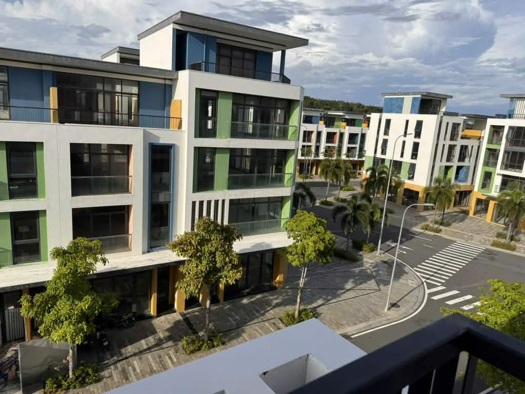 CHÍNH CHỦ BÁN GẤP NHÀ PHỐ LIỀN KỀ KĐT MEYHOMES CAPITAL TRUNG TÂM HỘI NGHỊ APEC