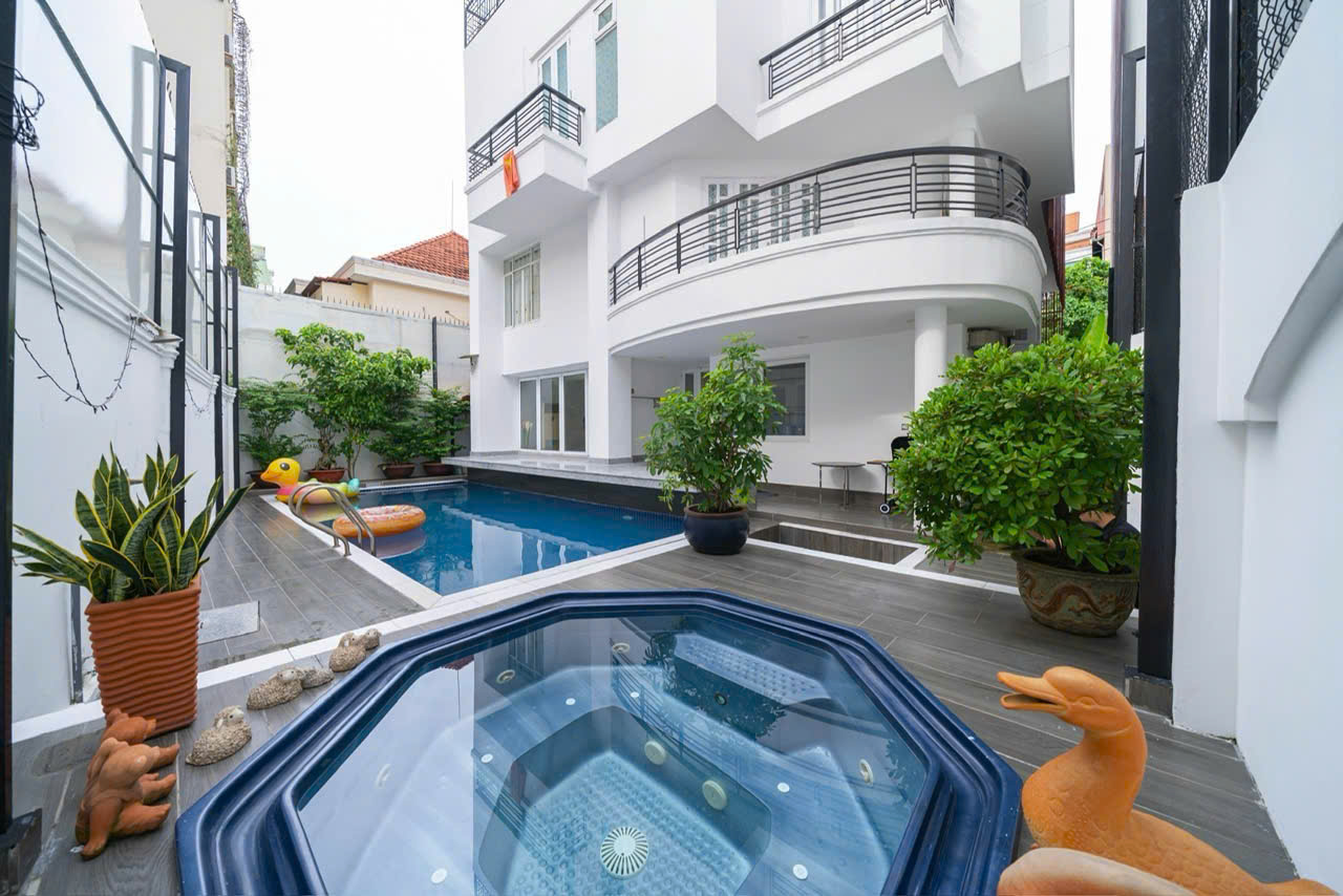 Bán gấp căn biệt thự sân vườn hồ bơi số 3A đường số 42, Thảo Điền Q2. Diện tích: CN 318m2