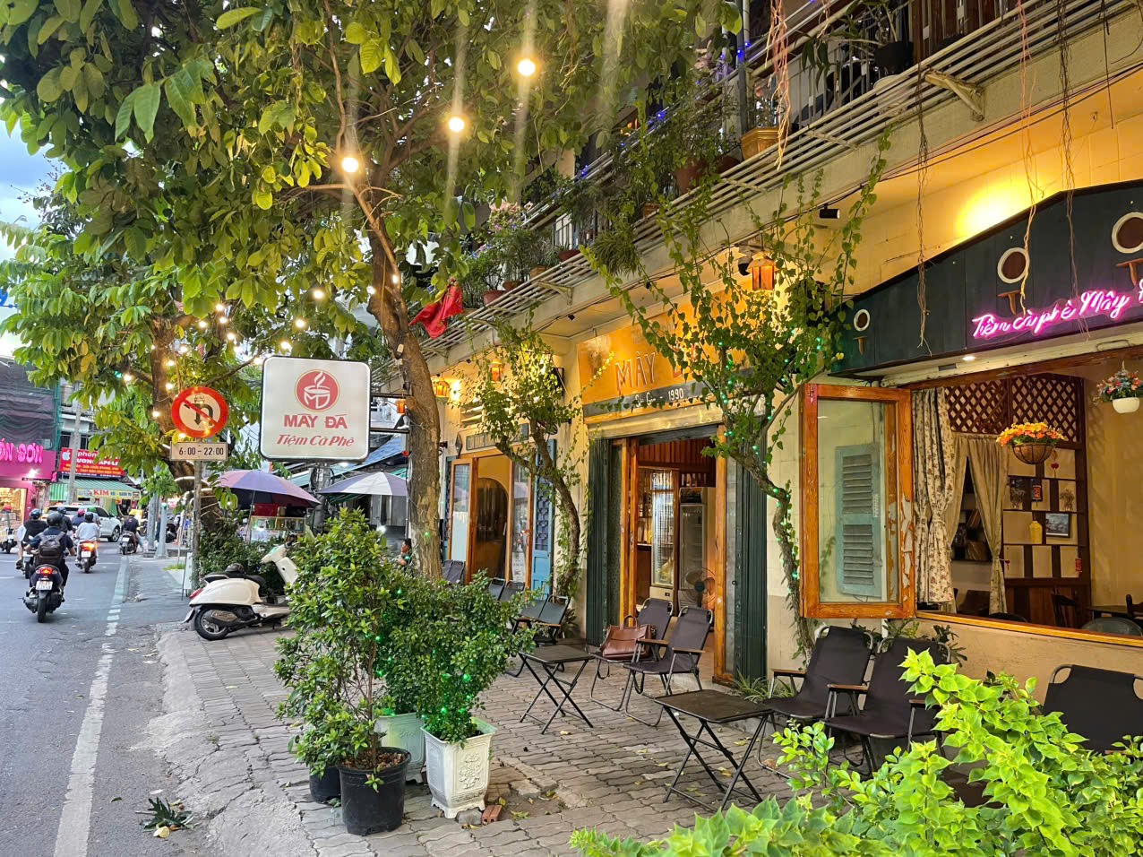 CHỐT NHANH QUÁN CAFE ĐẸP LẮM, DT Ngang 18m x 9m , Ngay sát Ngã tư đèn xanh đèn đỏ, SANG CHỈ : 320 tr ( TL ) Tel :