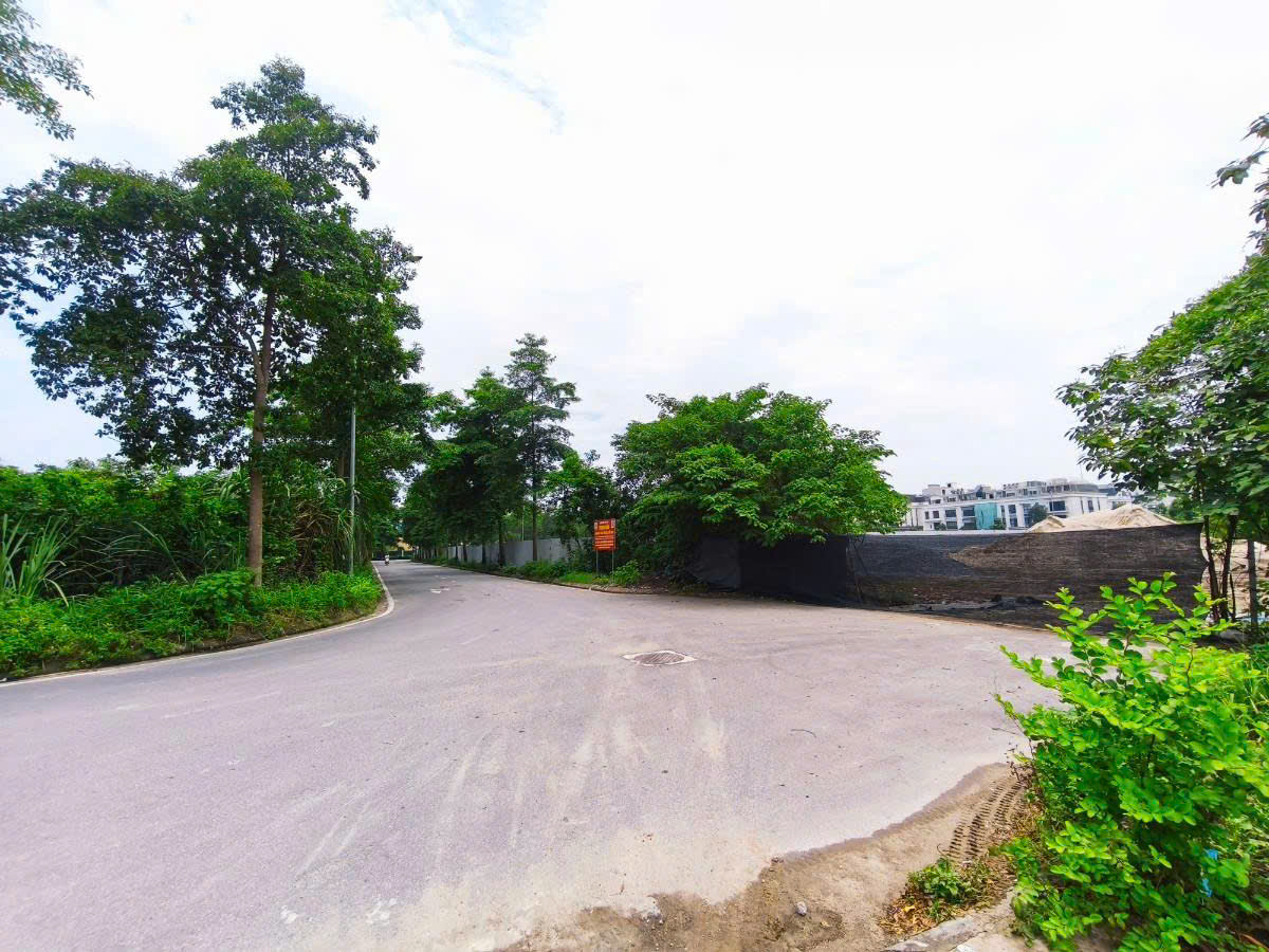 Đất nằm phía trong ngõ 68 Nguyễn Văn Linh, cách Quốc lộ 5A khoảng 100–150m, gần khu vực Aeon Mall Long Biên, Cổ Linh và cầu Thanh Trì.