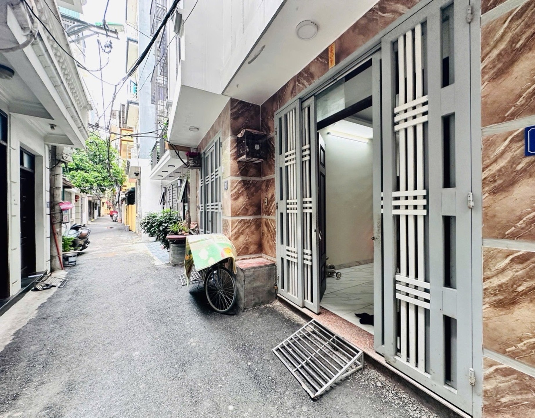 Nhà đẹp DT 45m2. Cách 106 Hoàng Quốc Việt chỉ 2km. 4pn rộng rãi giá 8,3 tỷ. Ngõ ô tô thông