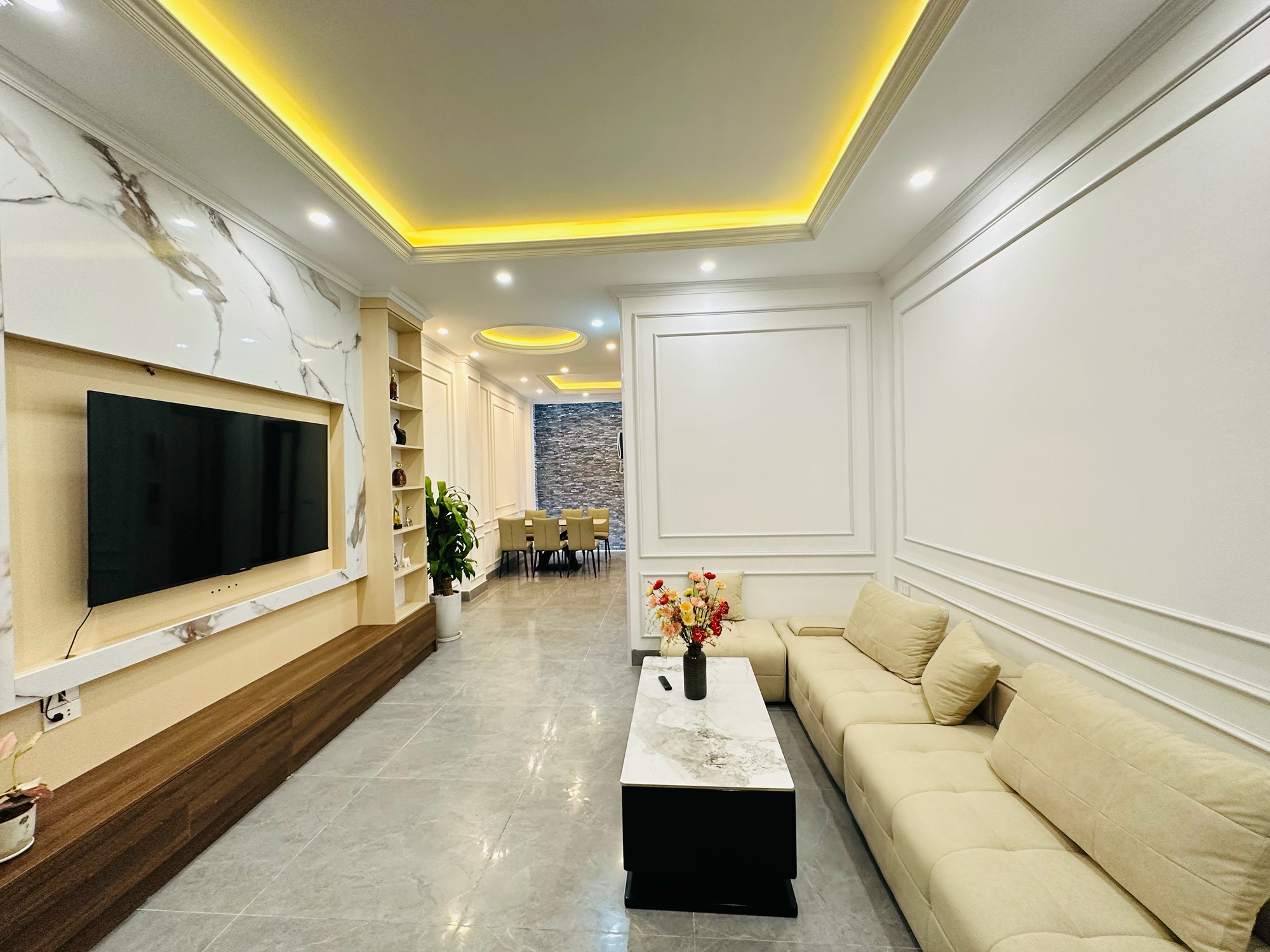 NHÀ ĐẸP NGÃ TƯ SỞ, 5 TẦNG THANG MÁY, 2 THOÁNG, CHỈ VIỆC VÀO Ở LUÔN