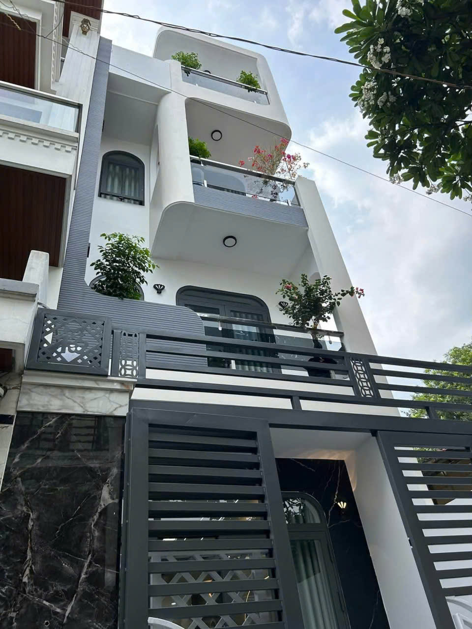 Chính chủ gửi bán nhà đẹp hẻm xe hơi đậu cửa - Phường Tân Thới Hiệp - Nhà mới, full tiện nghi