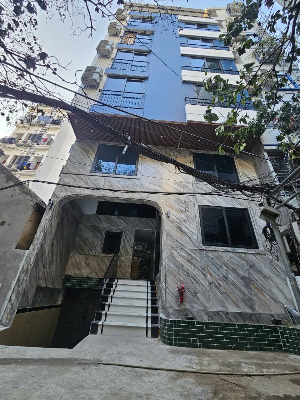 BÁN TÒA NHÀ CHDV ĐƯỜNG GIÁP NHẤT. 110M2 - 9 TẦNG. THANG MÁY. 26 PHÒNG KK.