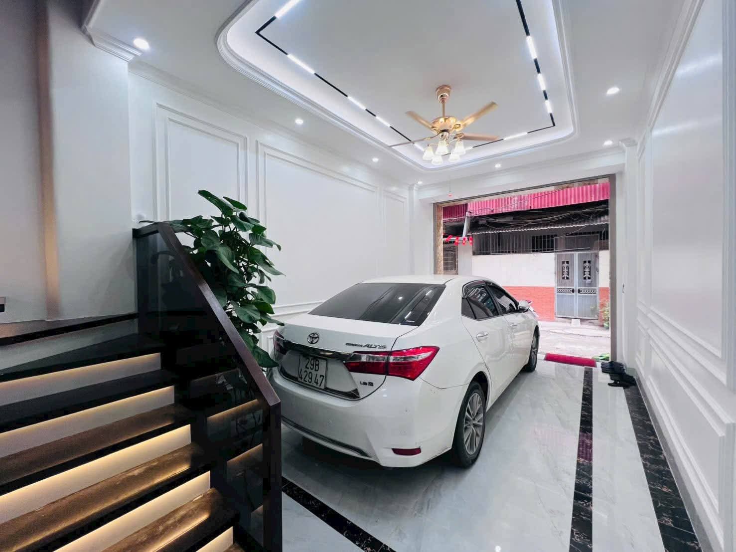 Phân lô Hoàng Quốc Việt 55m2 x 6T giá 25,5 tỷ - THANG MÁY - Trước nhà ô tô đỗ - Ô tô vào trong nhà - Kinh Doanh. ☎️ Lh 0983253025. ( E Trường).