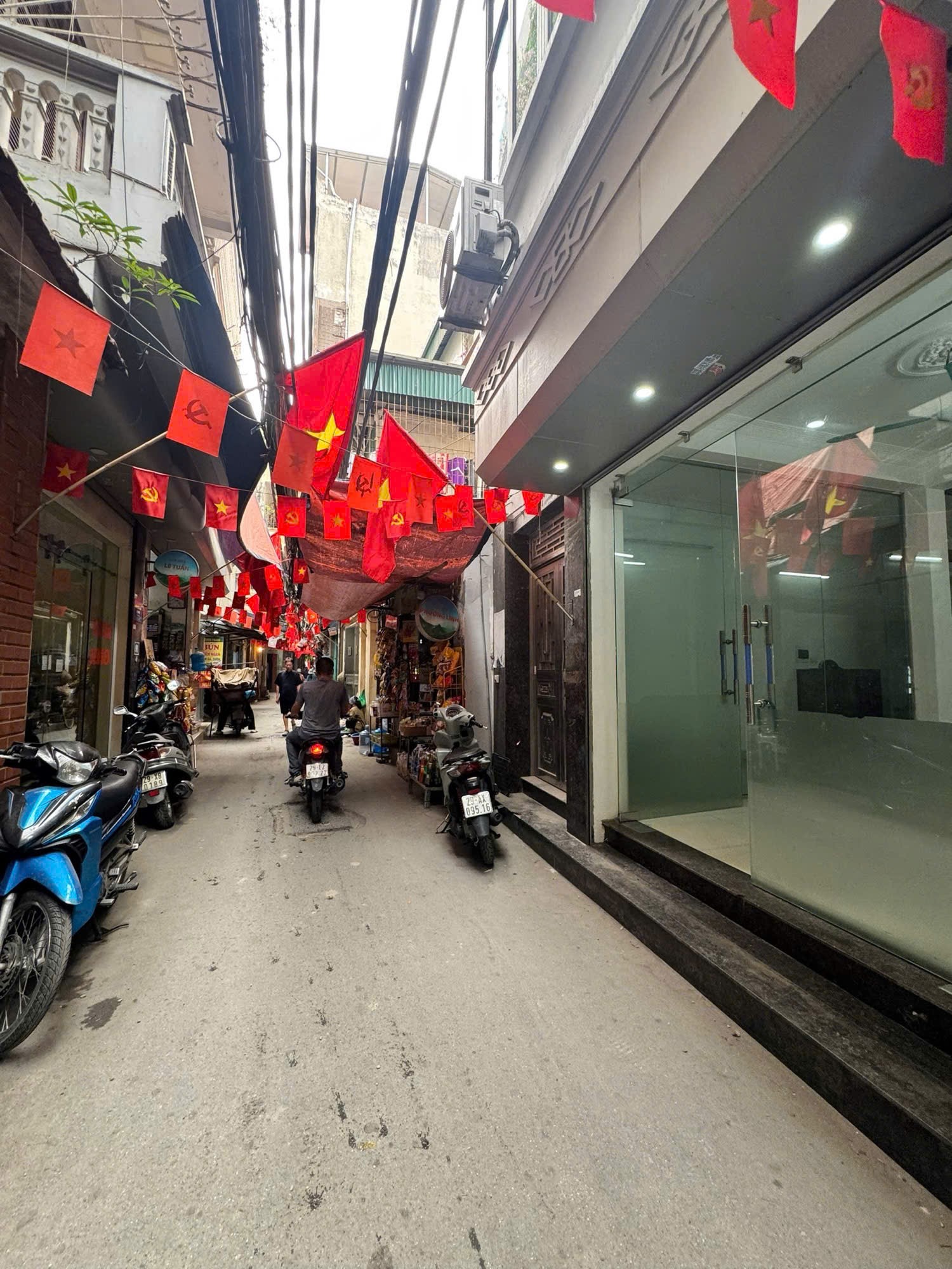 LÁNG HẠ - TÒA NHÀ ĐẸP - LÔ GÓC - DÒNG TIỀN - KHÔNG QUI HOẠCH - 80M² 23 TỈ