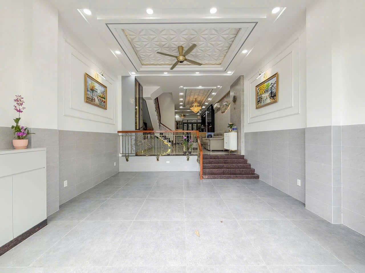 Nhà đẹp tân cổ điển, có thang máy, 4 tầng lung linh, khu cán bộ ở đông