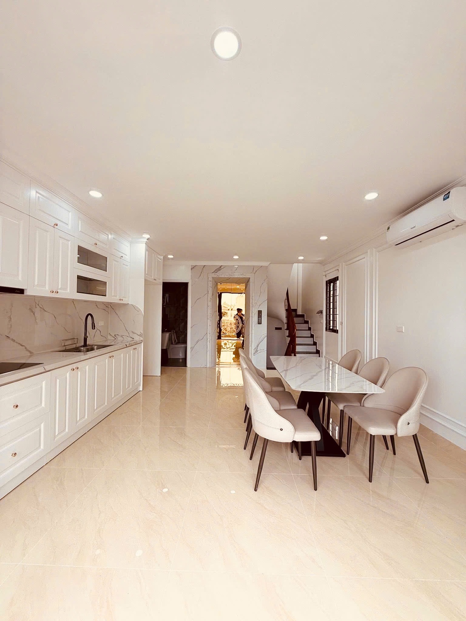 NHÀ MỚI KÍNH KOOONG-NỘI THẤT FULL XỊN SÒ-THANG MÁY NHẬP ÊM RU -6 TẦNG THANG MÁY - MỘT NHÀ RA PHỐ- CHỦ TẶNG HẾT ĐỒ