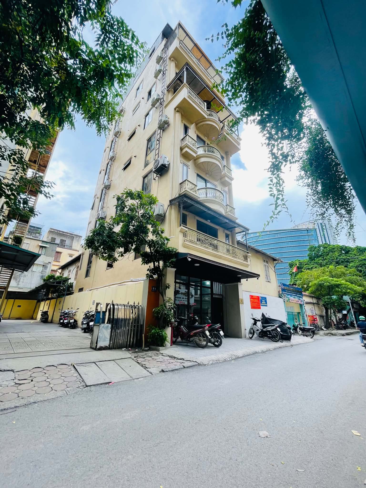VIP NHẤT ĐỐNG ĐA-CẢ PHỐ DUY NHẤT 1 TÒA BUILDING-LÔ GÓC 4 MẶT THOÁNG SÁNG-THIẾT KẾ TÂN CỔ ĐIỂN HIỆN ĐẠI SANG TRỌNG-NGAY NÚT GIAO HUỲNH THÚC KHÁNG