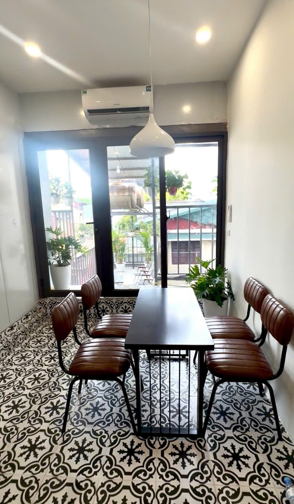 Hàng Bồ - Nhà gồm 3 sàn – 3 căn hộ khép kín, mỗi căn rộng khoảng 60m² thông sàn