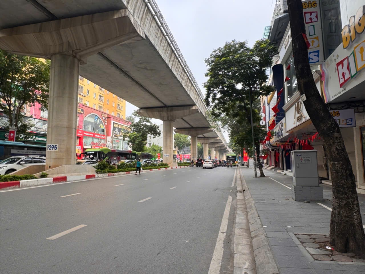 BÁN NHÀ MẶT ĐƯỜNG CẦU GIẤY - 1 MẶT PHỐ, SAU NHÀ LÀ NGÕ OTO TRÁNH - 8 TẦNG, THANG MÁY