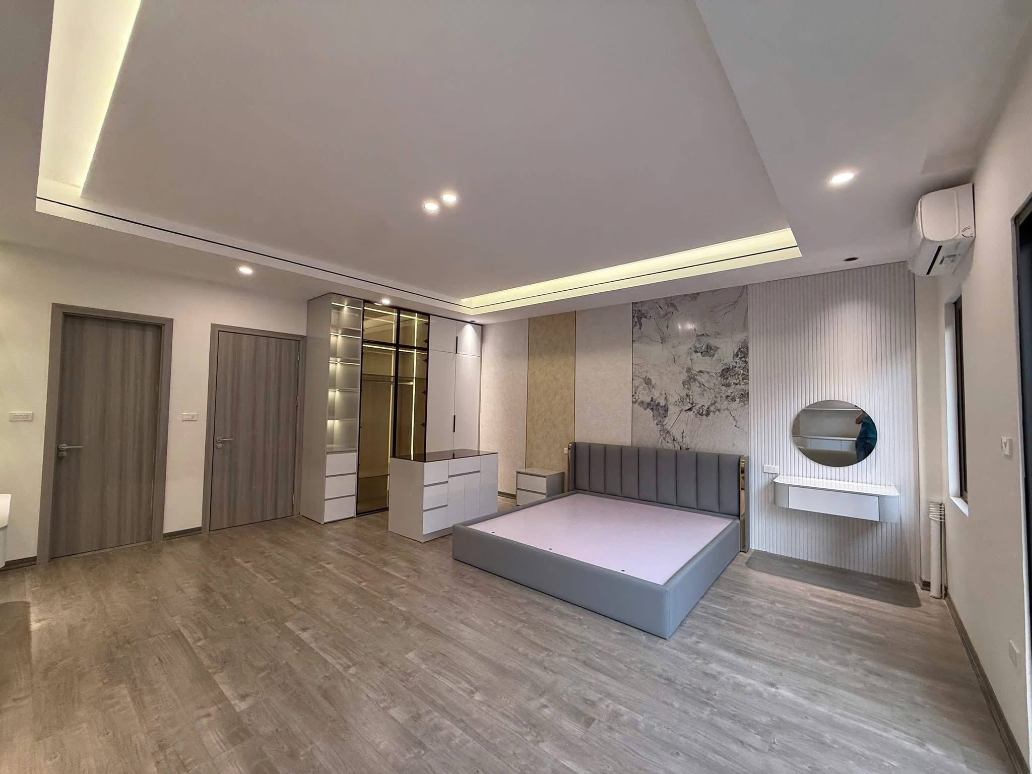 TRUNG KÍNH- 2 THOÁNG- 72M- 7 NGỦ- 40M RA PHỐ- NGÕ THÔNG- NHÀ ĐẸP- Ở NGAY.