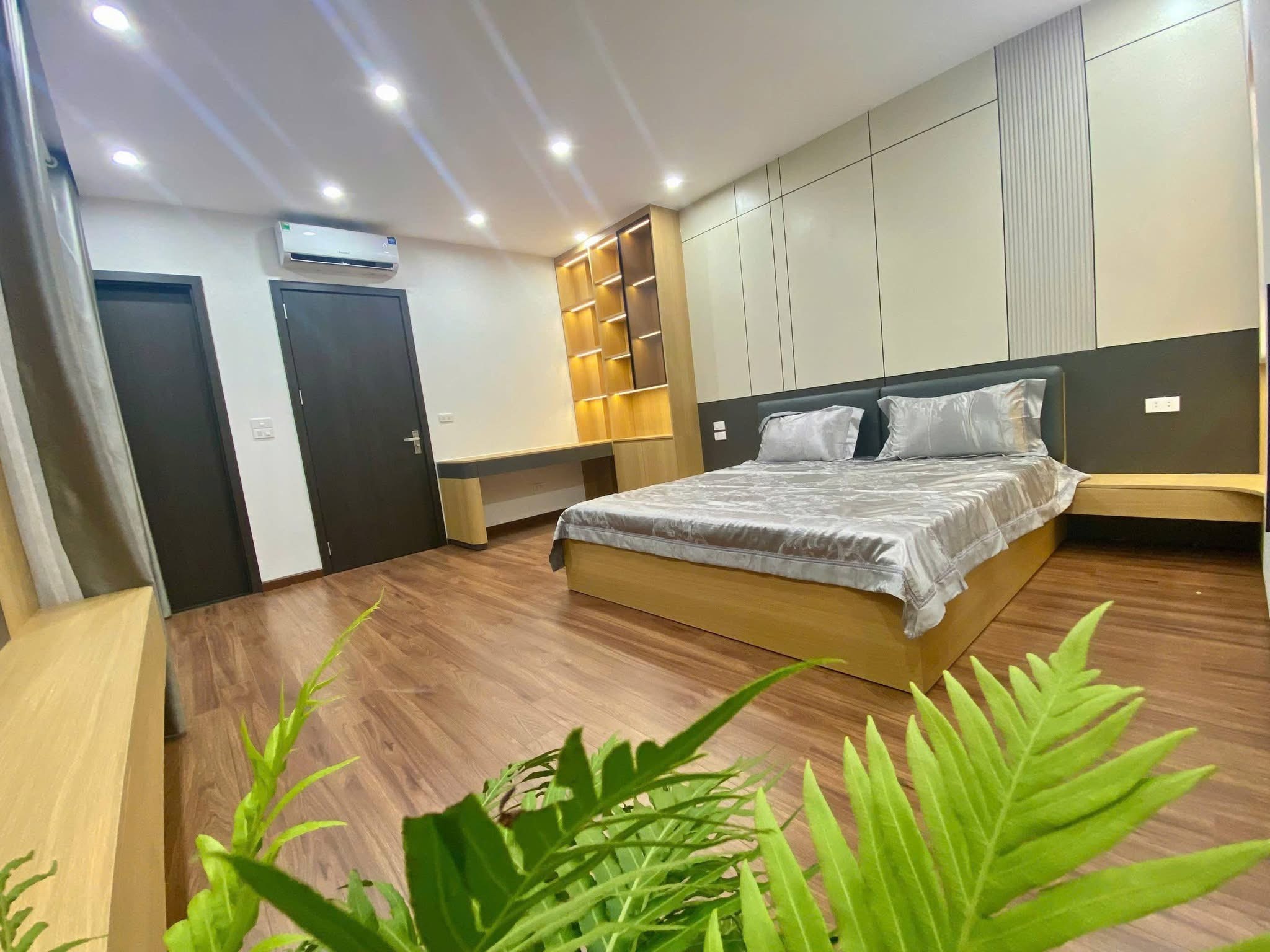 TRUNG KÍNH- NHÀ ĐẸP Ở NGAY- 2 THOÁNG- 74M- 7 NGỦ- NGÕ THÔNG- DÂN TRÍ CAO.