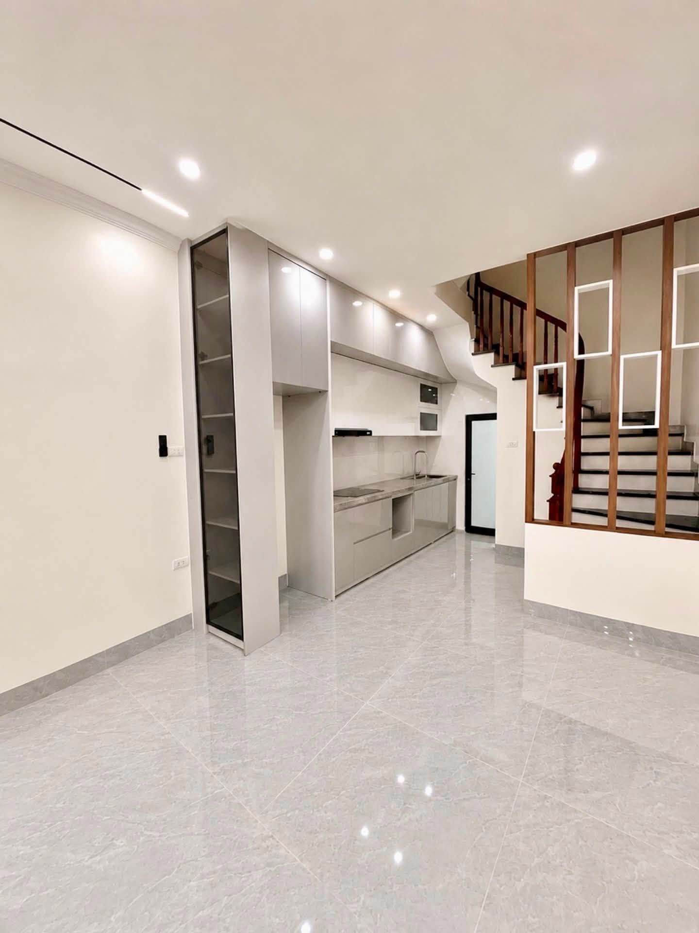 NHÀ ĐẸP ĐỨC GIANG, LONG BIÊN 33m2, 5T chỉ 7,05 tỷ ô tô đỗ cửa