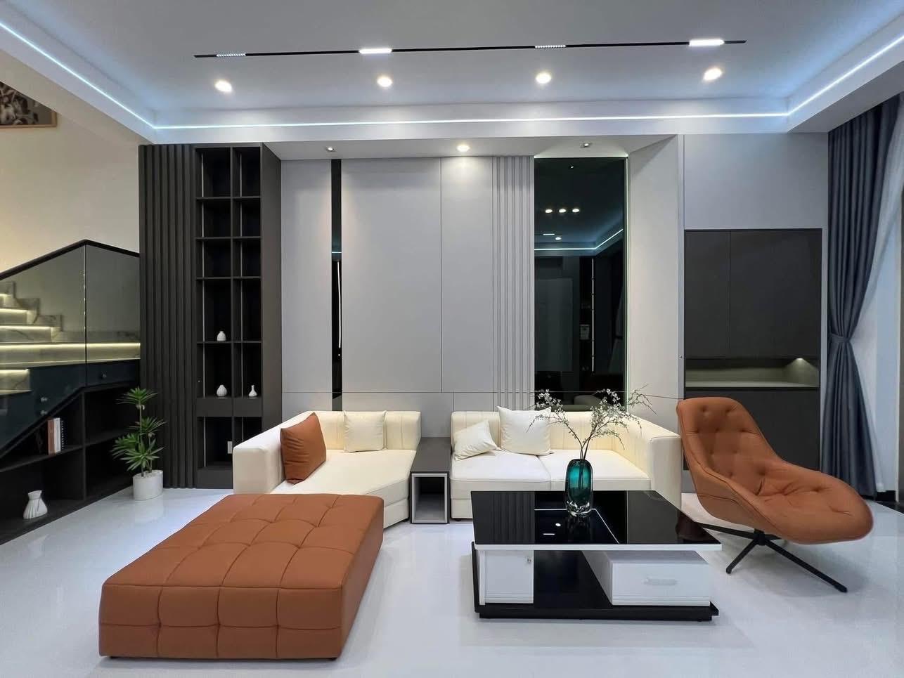 **Bán nhà HXH Cách Mạng Tháng 8** p.5 Tân Bình (4,5*10m) 3 tầng