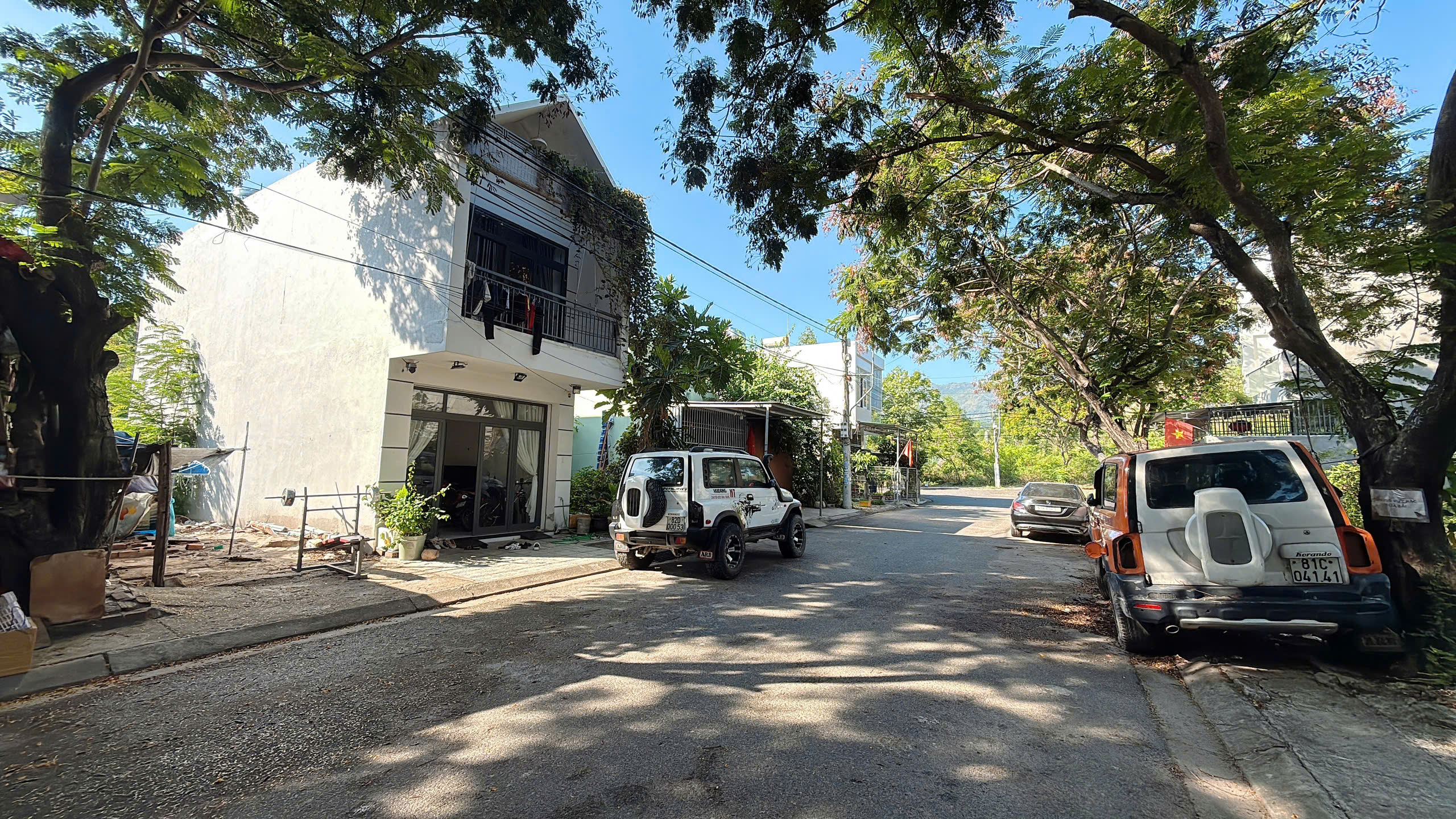 Bán nhà Tái Định Cư Đất Lành, đường nhựa 13m, đổ 2 lầu, 3 giếng trời. Có cây xanh trong nhà.