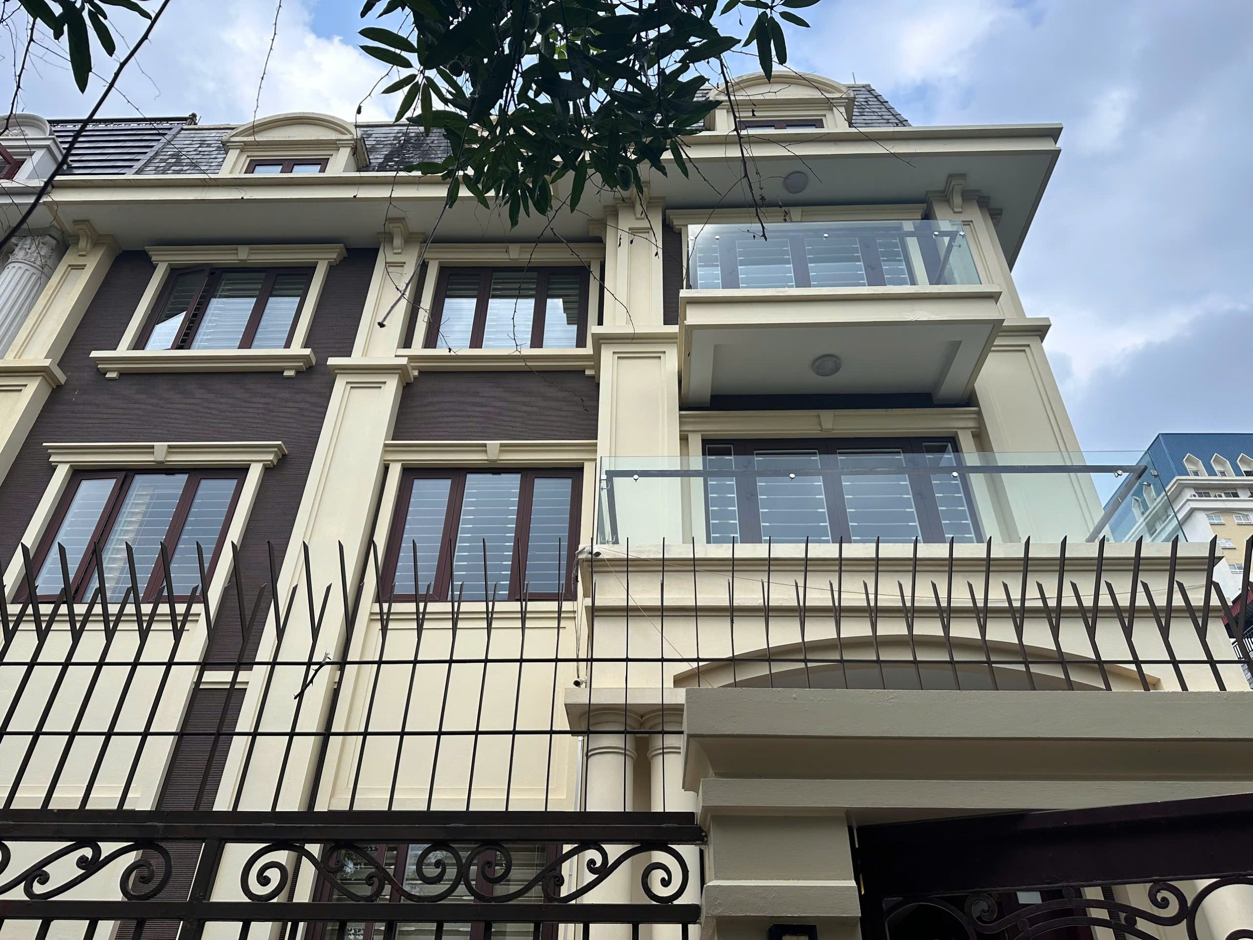 Cho thuê biệt tự mới có thang máy hầm rộng KĐT Nam Cường Bắc Từ Liêm. DT 220m 4 nổi 1 hầm giá 50tr