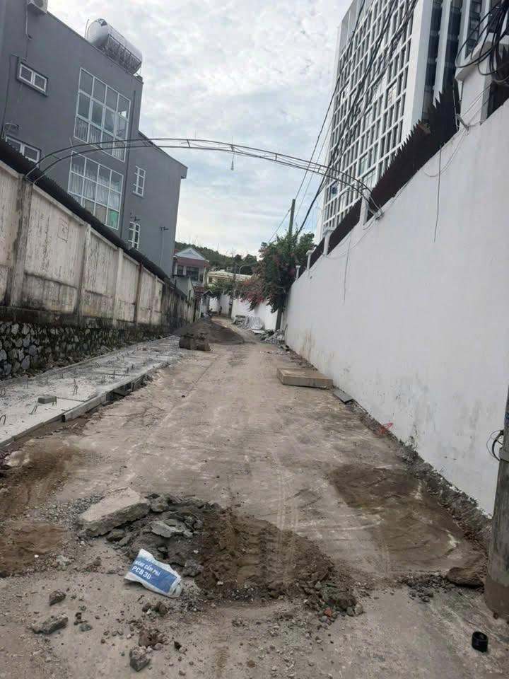 Bán lô đất 300m2 ( lưu không thêm sau khoảng gần 700m2)Thuộc Ngõ 59 -Tổ 3 - Khu 7 - Phường Hồng Hà - Tp Hạ Long - Tỉnh