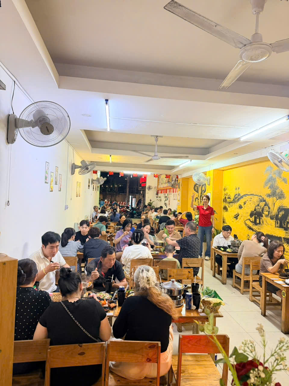 Cần sang gấp quán chay mặt tiền Nguyễn Văn Linh, giá sang toàn bộ 280tr, có thể vào kinh doanh ngay bao gồm