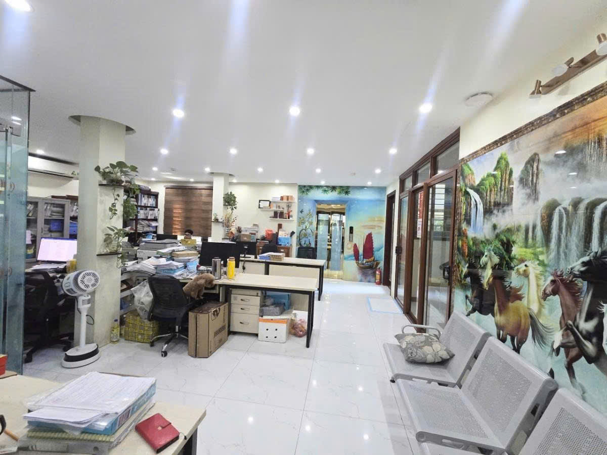 Biệt thự mặt tiền 15m x5 tầng thang máy BT5 Bắc Linh Đàm 70 tỷ. DT 200m2. Nội thất nhập khẩu nhiều tỷ đồng vỉa hè rộng khu VIP.
