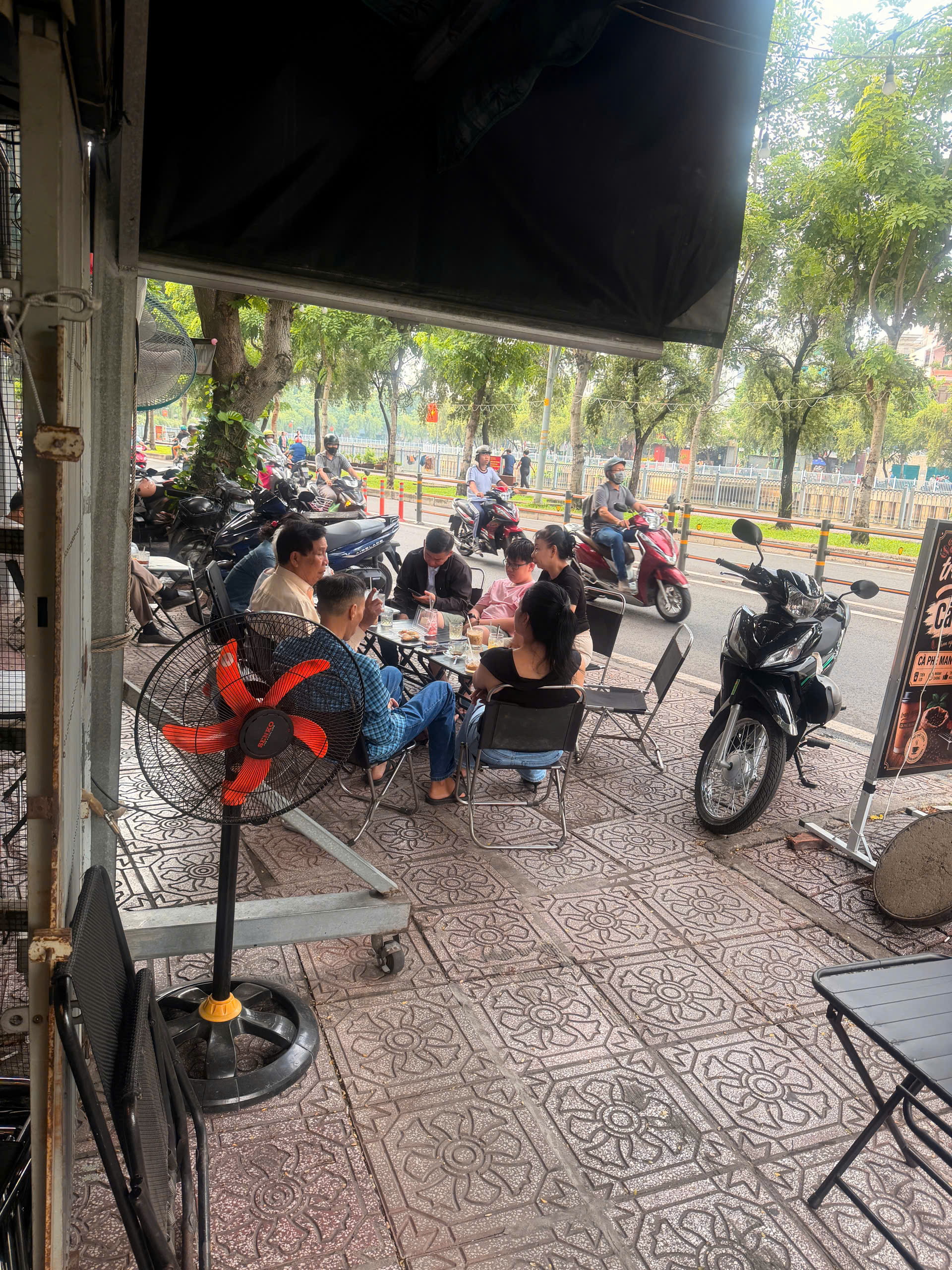 SANG NHƯỢNG QUÁN CÀ PHÊ MẶT TIỀN – VÀO KINH DOANH NGAY Địa chỉ: 569 Hoàng Sa, phường Xuân Hòa (Quận 3 cũ), TP.HCM.