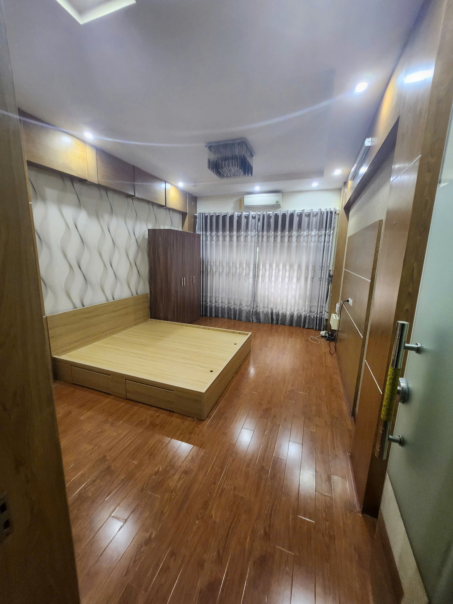 Cho thuê phòng đẹp Trần Quốc Hoàn – Tầng 2, cửa sổ kính lớn, ngõ rộng 2 ô tô tránh
