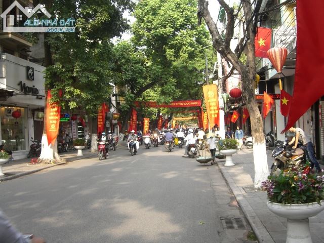 Bán nhà 535 m2 mặt phố Nguyễn Gia Thiều, phường Trần Hưng Đạo, kinh doanh tốt.
