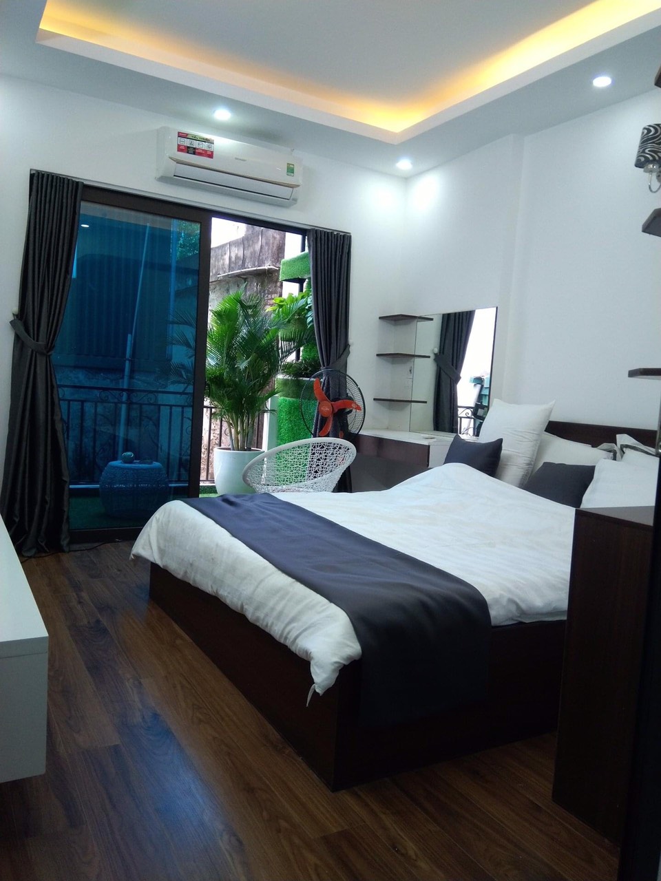 Bán Nhà 3 Tầng Cũ Ngõ 26 Nguyên Hồng, Lô Góc, DT 132m2, MT 12.8m, Giá 36.8 Tỷ