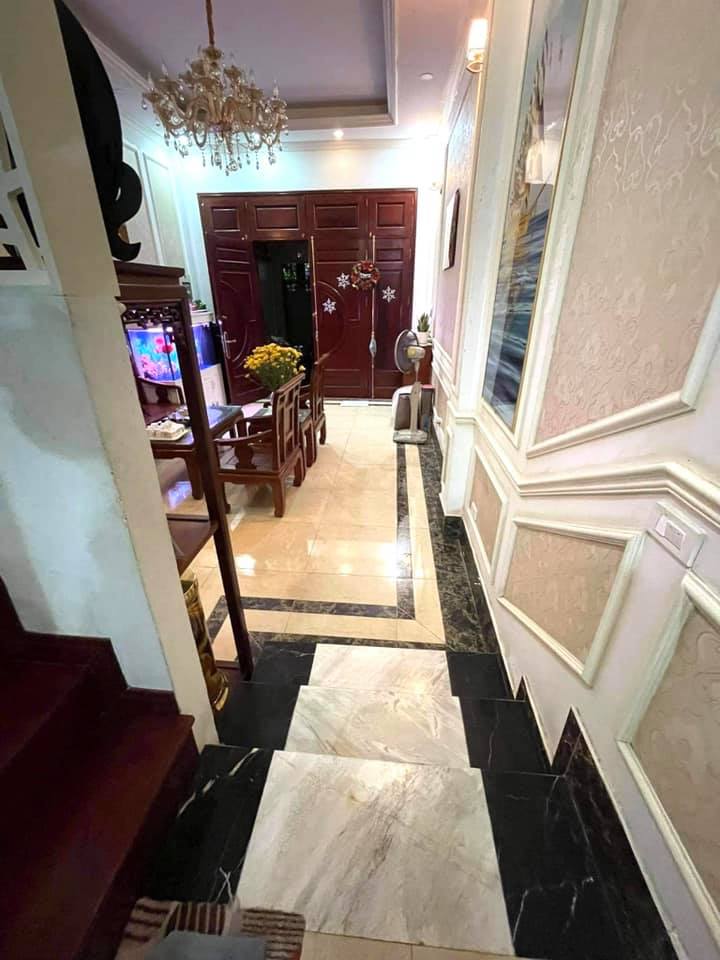 BÁN NHÀ CẦU GIẤY, MẶT NGÕ Ô TÔ TRÁNH, VỊ TRÍ KINH DOANH, 4 MẶT THOÁNG, 098.115.8.507. Nhà xây 80m2, 4 tầng, MT 4.5m, 4 mặt siêu thoáng, thiết kế cửa, cầu thang toàn bộ gỗ Lim. Trước nhà ô tô tránh, ô tô vào nhà. Vị trí vừa ở vừa kinh doanh cũng tốt. Bố trí: + Tầng 1: Gara + khách + bếp + wc. + Tầng 2,3: 4 ngủ + 2wc. + Tầng 4: 1 ngủ + phòng thờ + sân phơi. + Sổ đỏ chính chủ, vuông văn, thương lượng trực tiếp. LH(12.25): MrsDung 098.115.8.507.