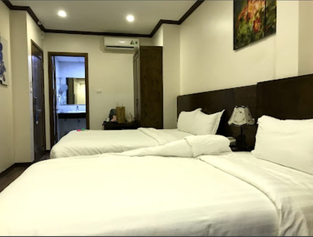 Bán Khách sạn Tây Hồ, Yên Phụ 200m 8 tầng mặt tiền 12m 80 tỷ kinh doanh sầm uất view hồ