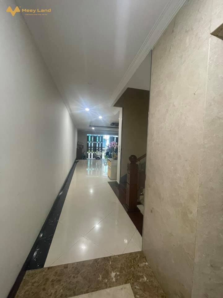 Bán nhà chính chủ quận Đống Đa, mặt phố, thang máy, giá rẻ. Diện tích 100m2, 8 tầng, mặt tiền 10m