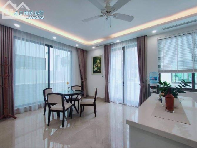 Tòa nhà MP Nguyễn văn Cừ, KD đỉnh cao, vỉa hè rộng, 7 tầng thang máy, 100m, 6mMT, 32 tỷ.