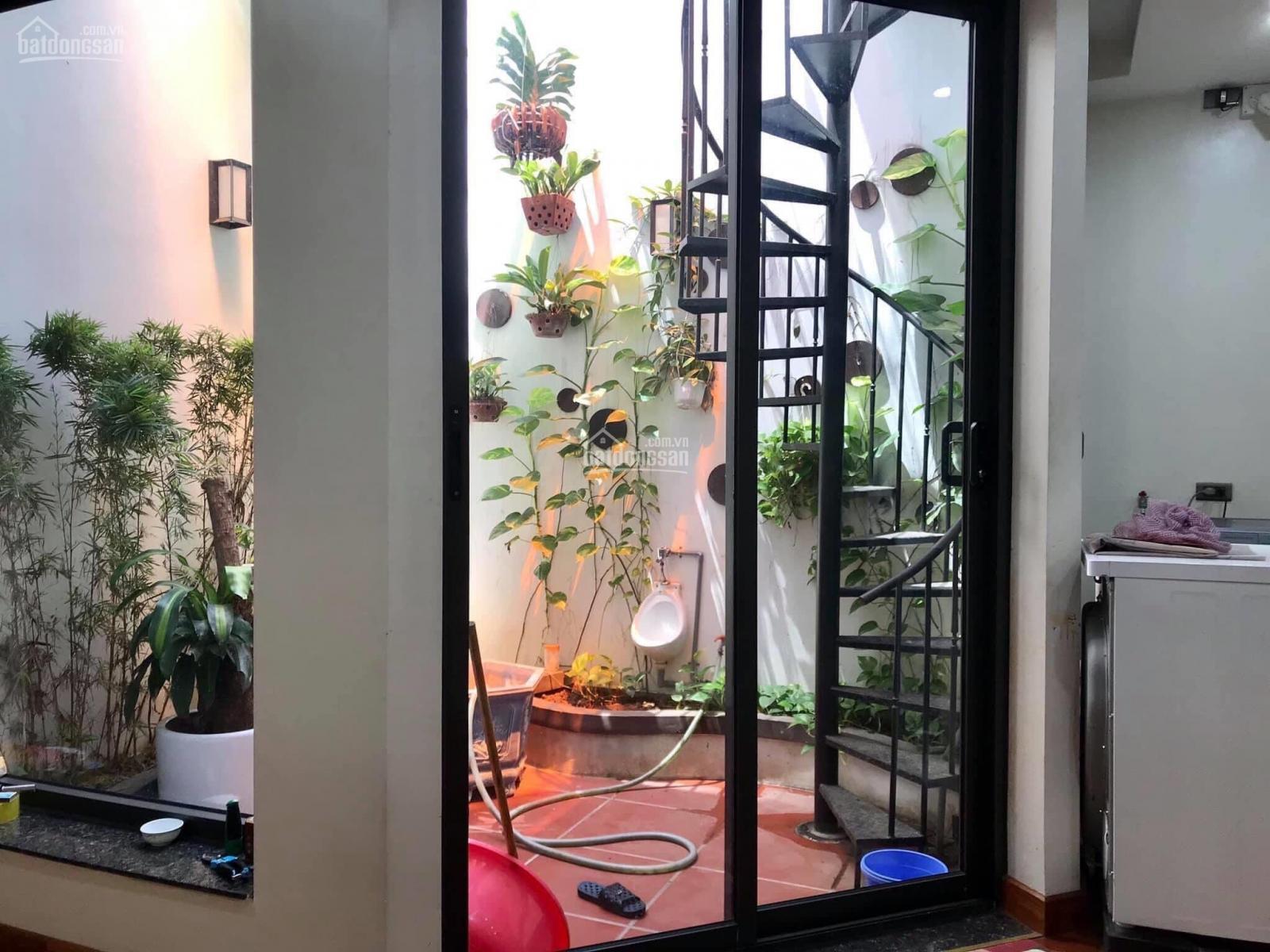 Gia đình cần bán biệt thự nhà vườn khu Quảng An, DT 150m2, MT 6m5, giá 65tỷ,