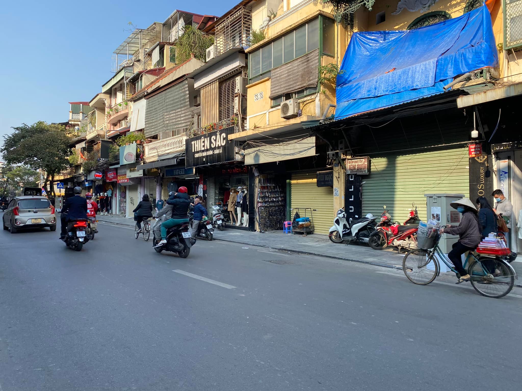 tuyến phố chính của 36 phố phường, kinh doanh sầm uất, vị trí đắc địa.