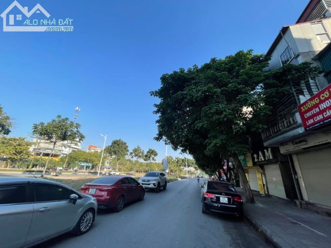 Bán nhà mặt tiền Hoàng Hữu Nam, Long Thạnh Mỹ, Quận 9, Giá 28 tỷ/ 242m2.