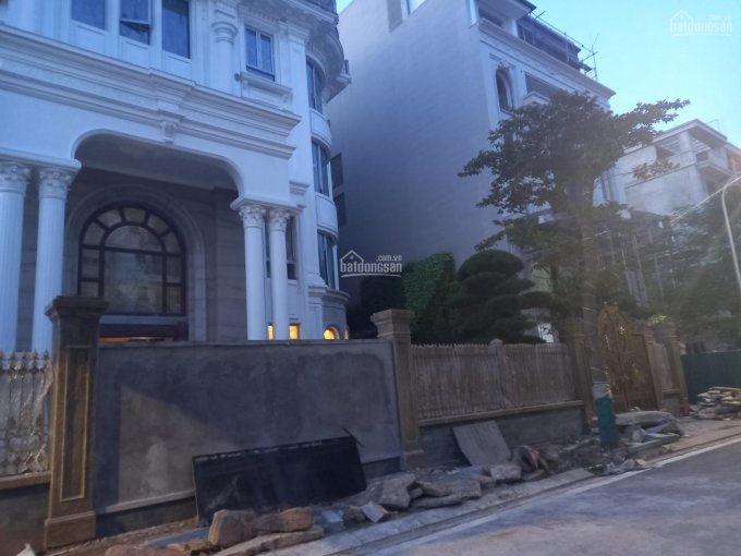 Bán căn biệt thự khu cán bộ Lão Thành Cách Mạng Trung Kính, Cầu Giấy. DT 200m2, MT 14m