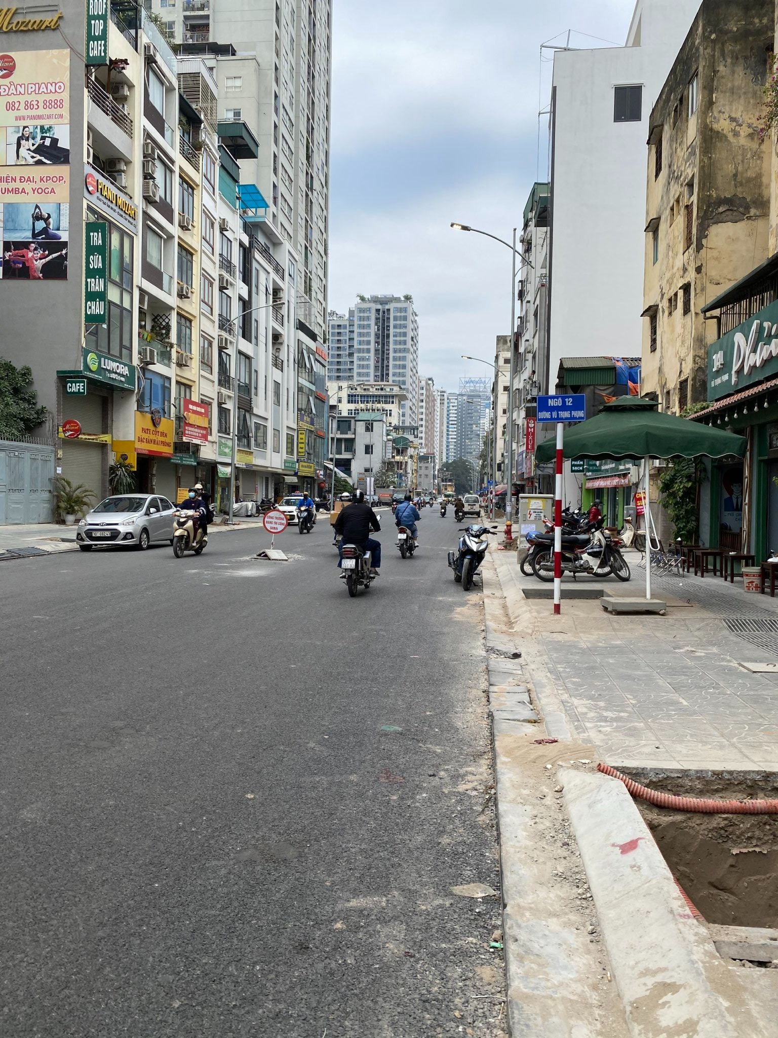 Bán nhà mặt phố Vũ Trọng Phụng DT 200m2x2T, MT 8m, vỉa hè rộng, kinh doanh đỉnh 75 tỷ