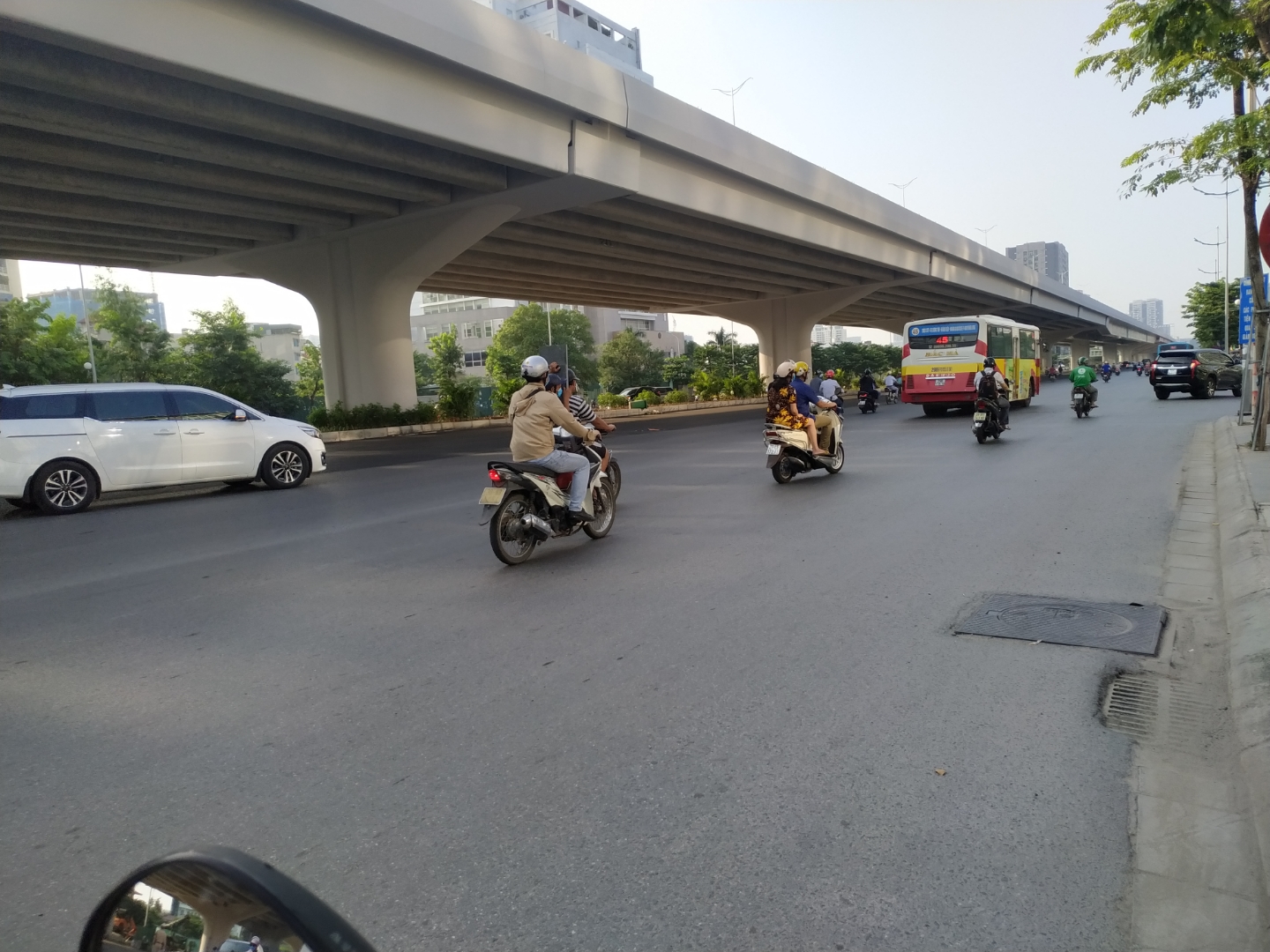 Bán nhà mặt phố Phạm Văn Đồng DT 105m2x3T, MT 6m, vỉa hè 5m, kinh doanh đỉnh 27 tỷ