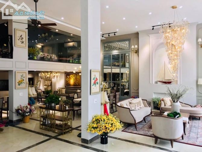 Chính chủ nhờ bán nhà mặt Phố Hàng Bè, DT 400M2, 5 tầng, MT 13M, giá 270 tỷ.